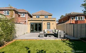 Stylish 4 Bed House In Poole With Garden & Parking